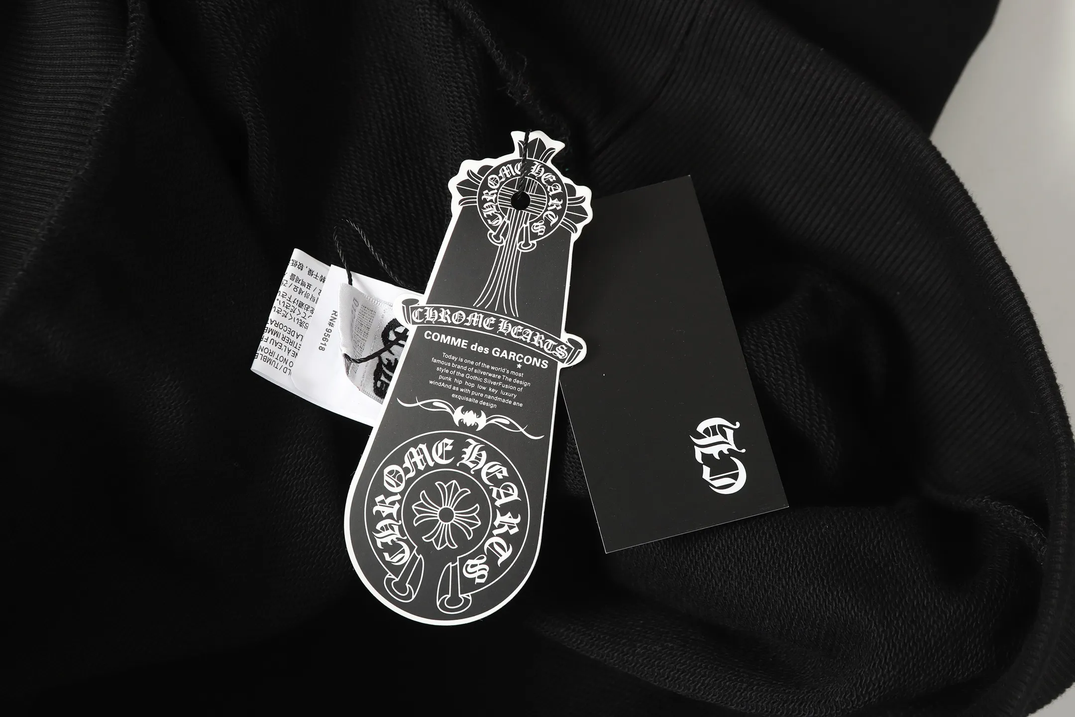 P250 #L3189 cross-border model. Those who pursue quality, please do not place an order. -Chrome Hearts/Chrome Hearts Horseshoe Sanskrit printed leather cross✝️Hooded sweatshirt - High weight, high density and high quality. The wool is soft, delicate and skin-friendly. It feels soft and silky. It has excellent warmth and skin-friendly properties. -Customized weaving and dyeing. No color difference. No matter the fabric or workmanship details, it beats the ordinary version on the market. -Colour: black white -Size: S M LXL